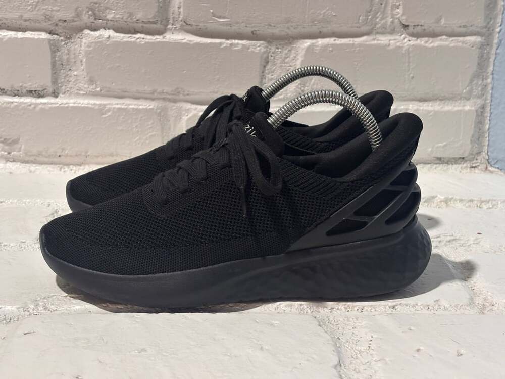 Kizik Athens Hands-Free athletic Sneaker Women’s size 8, Mens 6.5, Blackout